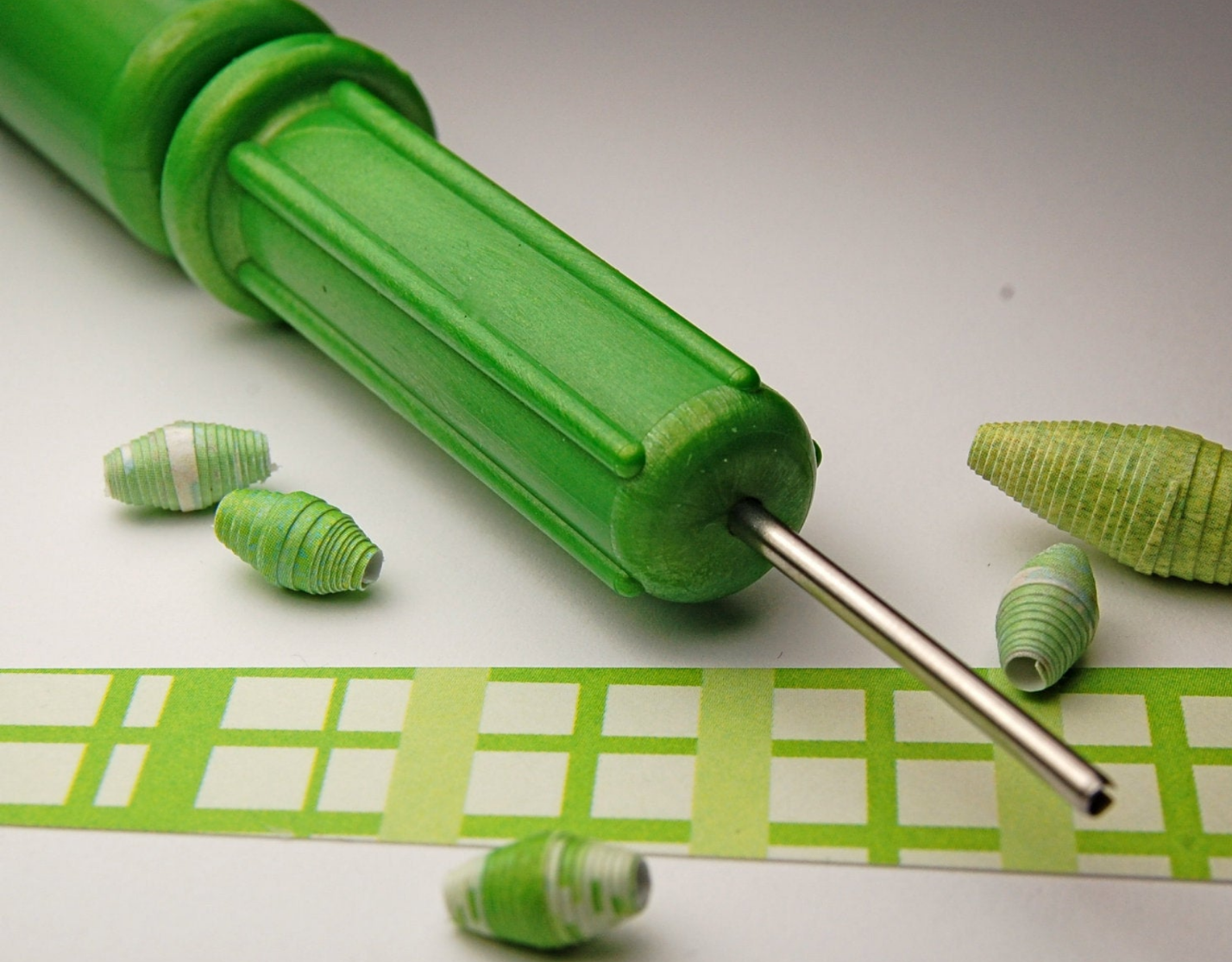 1/8th Paper Bead Roller with slide ejector